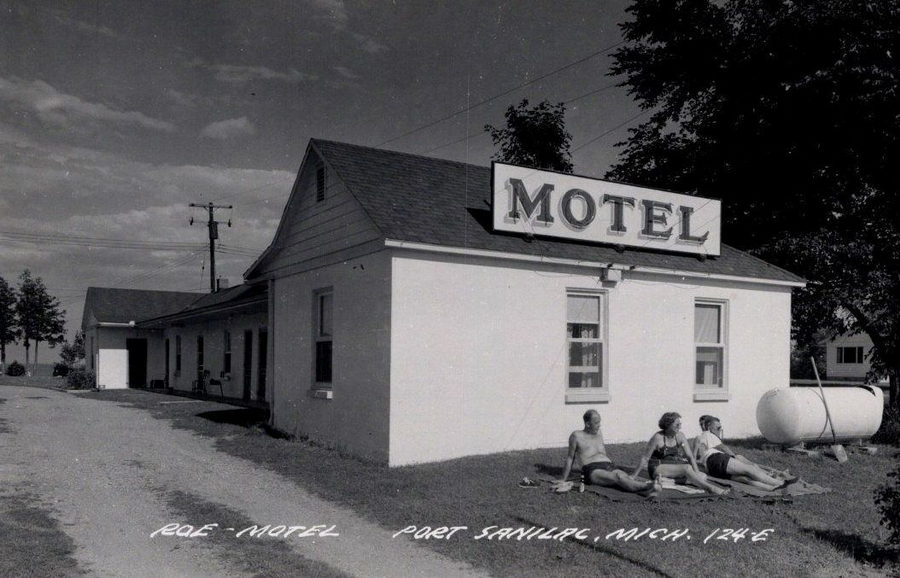 Roe Motel - Vintage Postcard (newer photo)